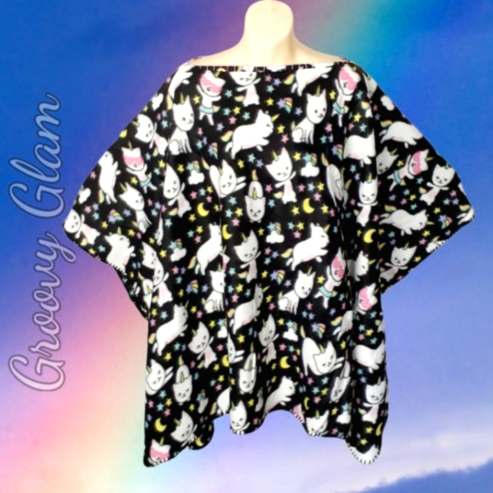 GROOVY GLAM Black Handmade Unicorn Kittens Classic Fleece Poncho